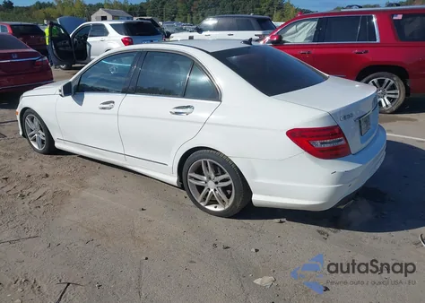 2013 Mercedes-Benz C 300 Sport 4Matic z USA, uszkodzony, nr VIN WDDGF8AB8DR287011